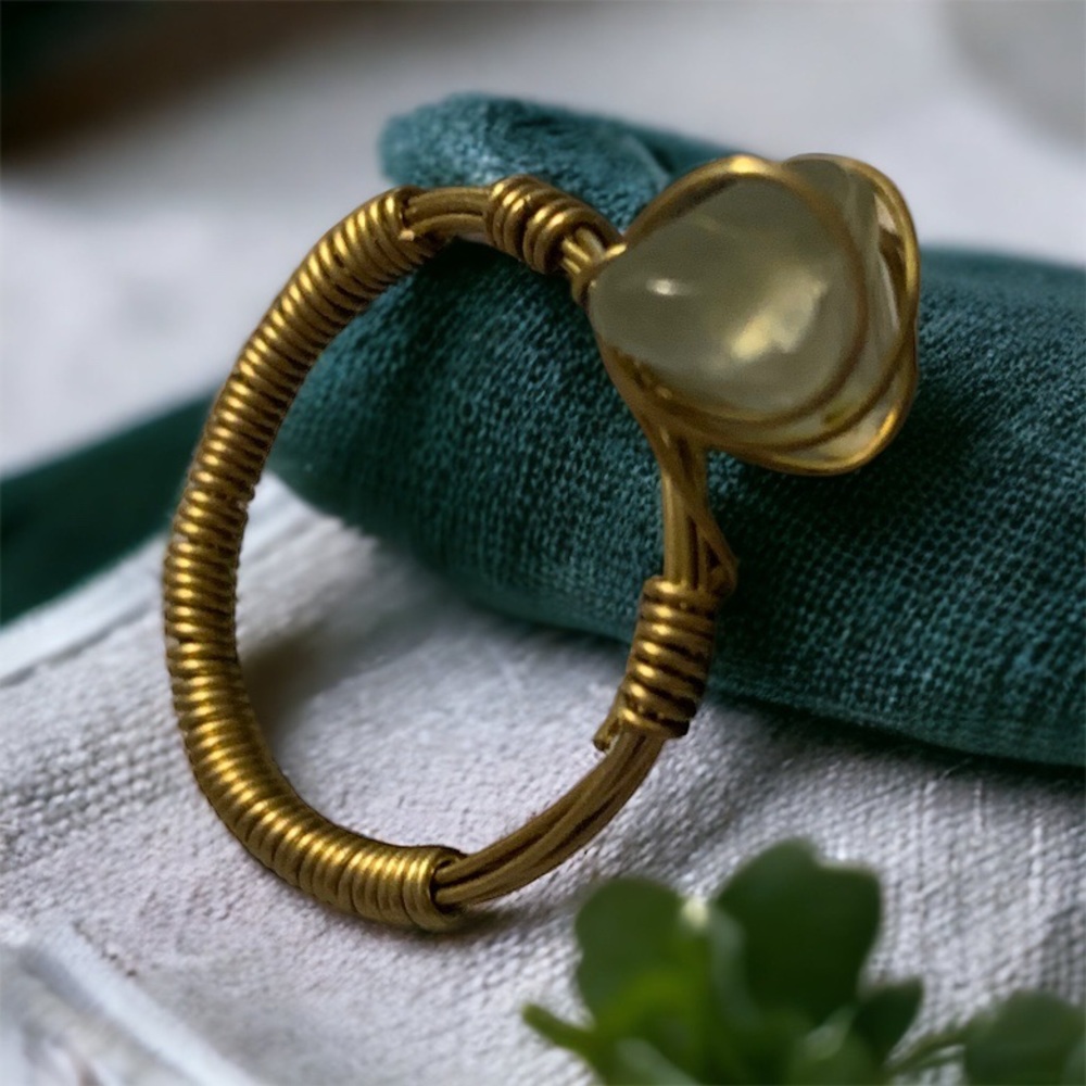 ✨BOUTIQUE✨ wire wrapped Crystal Ring